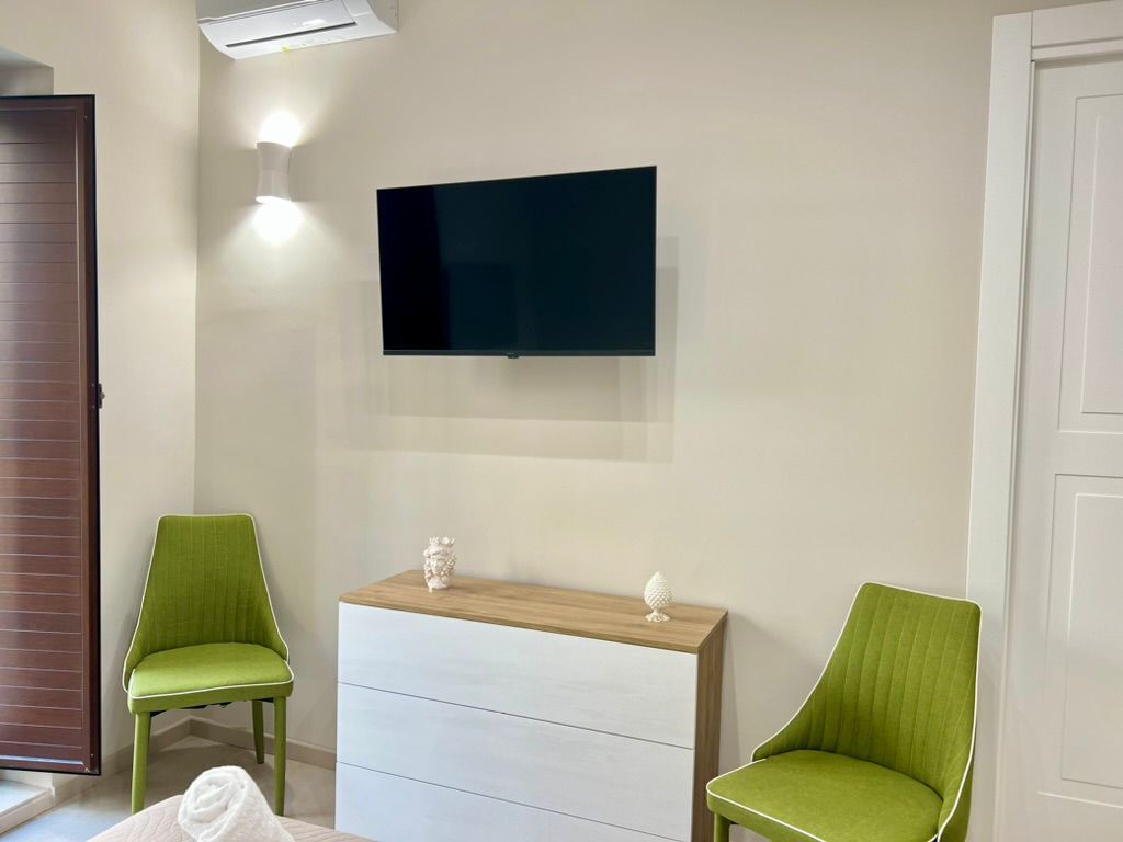 Standardzimmer, Balkon, Stadtblick | Schallisolierte Zimmer, Bügeleisen/Bügelbrett, kostenloses WLAN