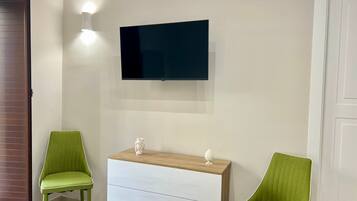 Standardzimmer, Balkon, Stadtblick | Schallisolierte Zimmer, Bügeleisen/Bügelbrett, kostenloses WLAN