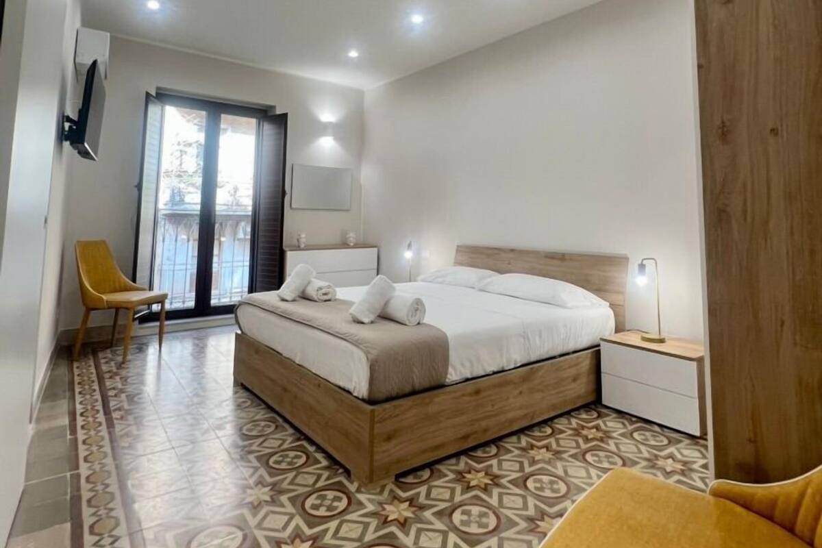 Superior-Zimmer, Balkon, Stadtblick | Schallisolierte Zimmer, Bügeleisen/Bügelbrett, kostenloses WLAN