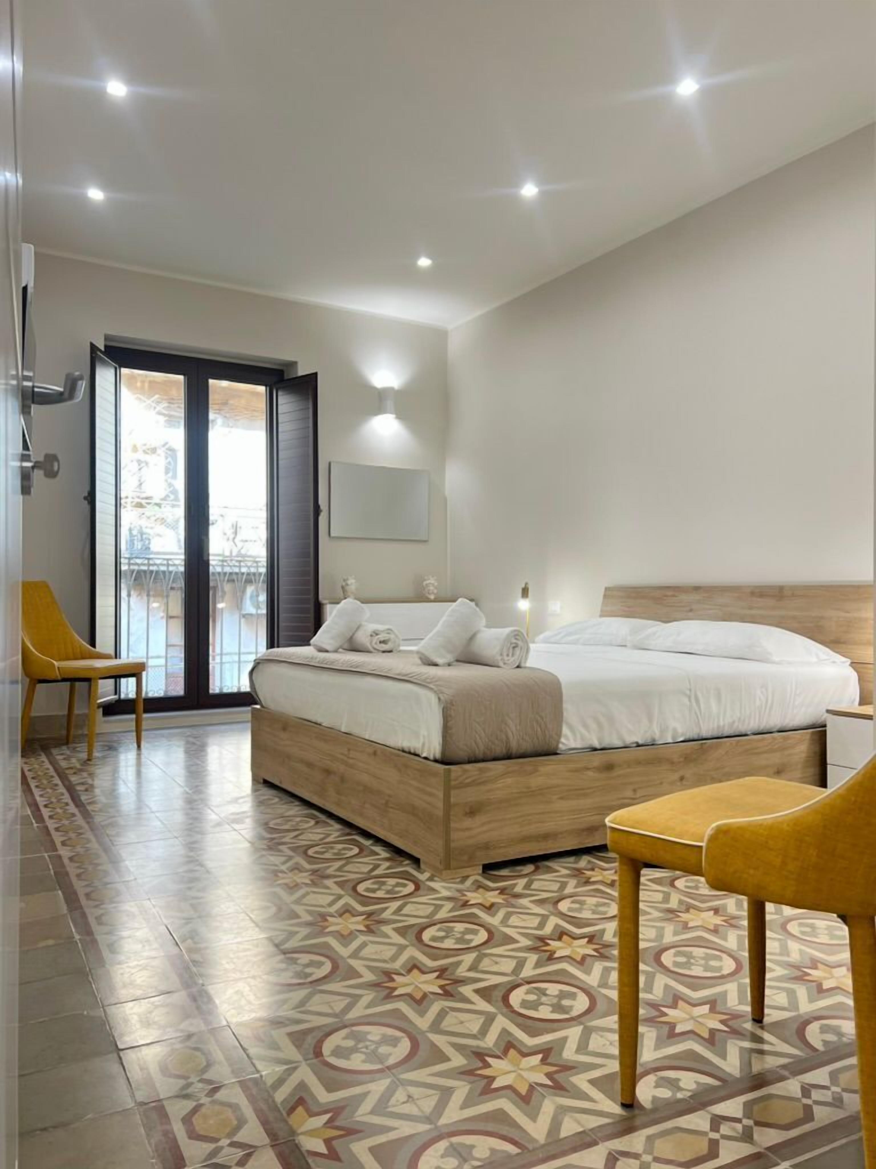 Superior-Zimmer, Balkon, Stadtblick | Schallisolierte Zimmer, Bügeleisen/Bügelbrett, kostenloses WLAN