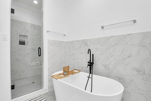 Serviettes fournies, savon, shampooing, papier de toilette