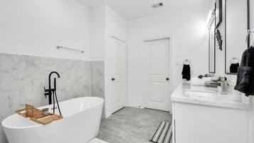 Toallas, jabón, shampoo, papel de baño