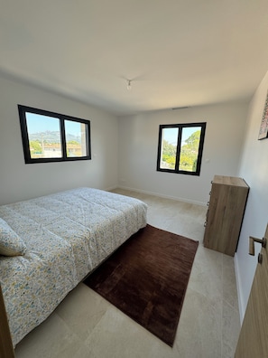 4 bedrooms, desk, iron/ironing board, travel cot