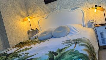 1 dormitori, planxa i posts de planxar, Internet i roba de llit