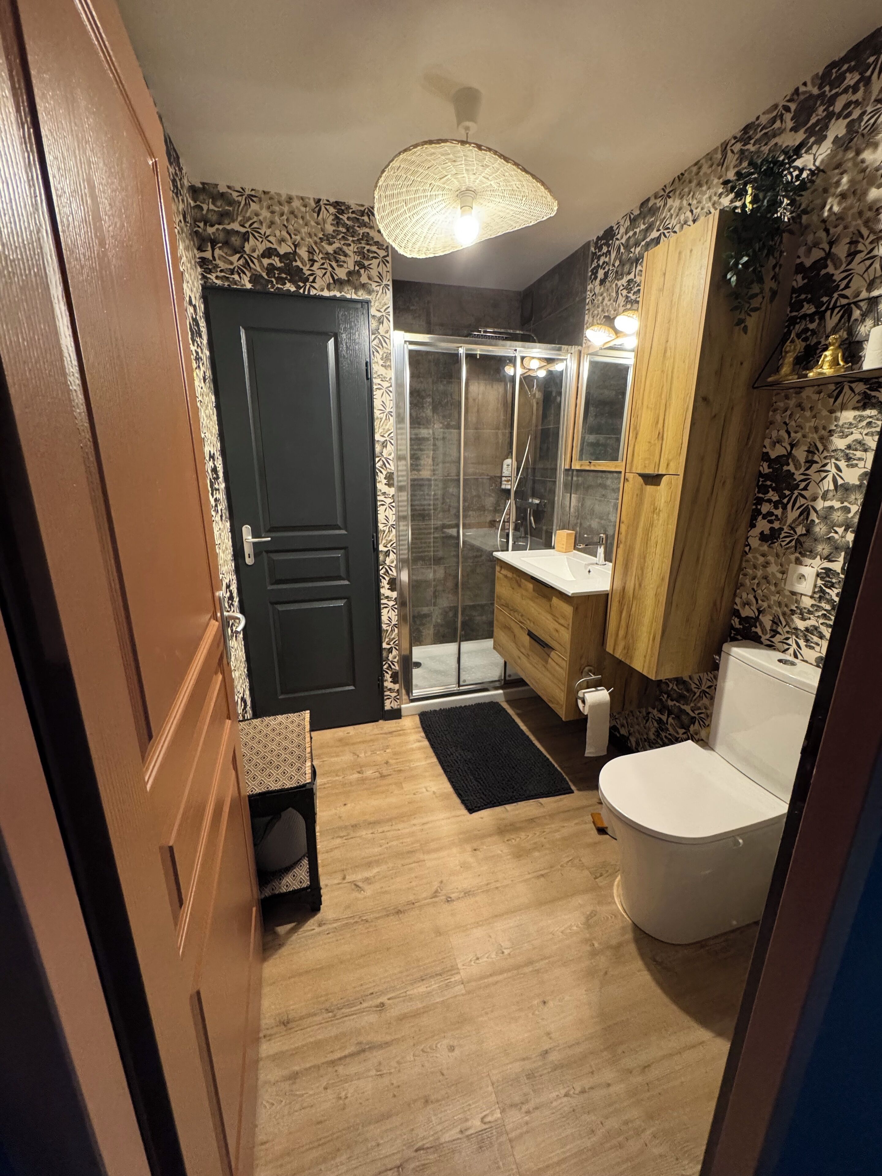 Een douche, gratis toiletartikelen, een haardroger, handdoeken