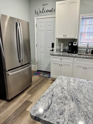 Interior - 2 BR 2 BA Wilmington Charm Townhome- PET FRIENDLY (Wilmington)