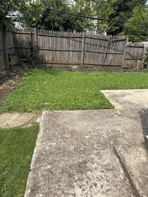 Property grounds - 2 BR 2 BA Wilmington Charm Townhome- PET FRIENDLY (Wilmington)