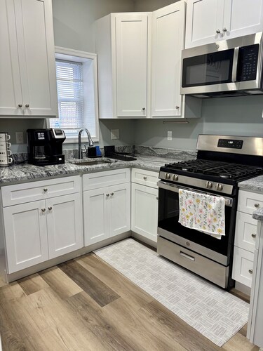 2 BR 2 BA Wilmington Charm Townhome- PET FRIENDLY