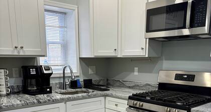 2 BR 2 BA Wilmington Charm Townhome- PET FRIENDLY