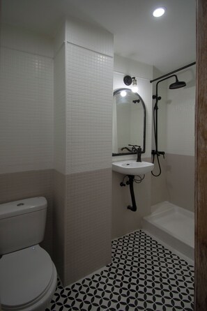 Suihku, hiustenkuivaaja, pyyhkeet, saippua