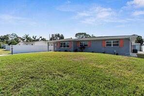A modern two-story house with a well-maintained lawn and a white fence. - 5-Bedroom Sarasota Retreat with Heated Pool mins to Siesta Beach/NO CLEANING FEE (Sarasota)