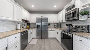 雪櫃、微波爐、焗爐、爐具