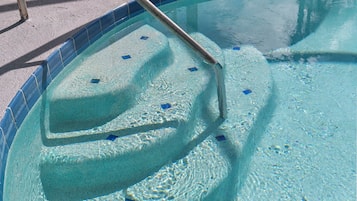 室外泳池、暖水池