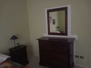 Tabla de planchar con plancha y ropa de cama