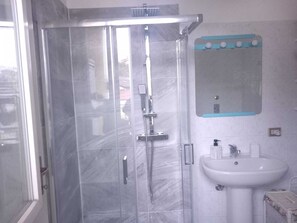 Sèche-cheveux, serviettes fournies, savon, papier toilette