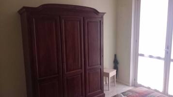 Iron/ironing board, bed sheets
