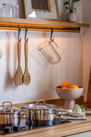 Frigorífico y placa de cocina