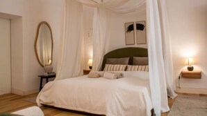 A bedroom with a canopy bed, bedside lamps, a mirror, and artwork on the wall. - Documenta - With a terrace and a view of the countryside (Kassel)