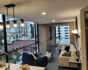 TV connectée, livres, chaîne hi-fi