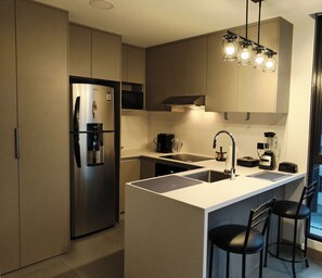 Réfrigérateur, micro-ondes, four, plaque de cuisson