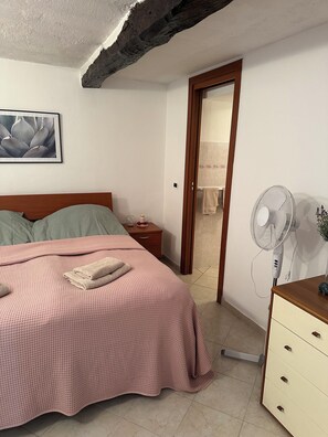 1 bedroom, iron/ironing board, WiFi, bed sheets - Cozy apartment with lovely location - tranquil getaway or active holiday (Rezzo)