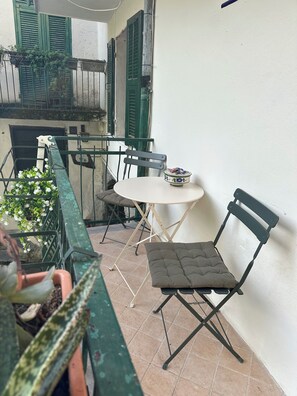 Outdoor dining - Cozy apartment with lovely location - tranquil getaway or active holiday (Rezzo)