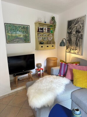 TV - Cozy apartment with lovely location - tranquil getaway or active holiday (Rezzo)
