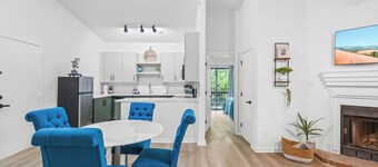 Lake Wylie Third Floor Walk up Pet Friendly 2 Bedroom Condo