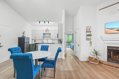 Lake Wylie Third Floor Walk up Pet Friendly 2 Bedroom Condo