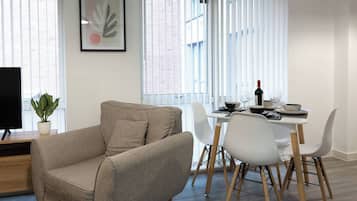 Apartamento, 2 quartos, acessível, varanda | Sala de jantar