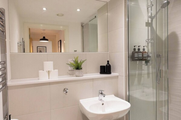 Apartment, 2 Bedrooms, Accessible, Patio | Bathroom
