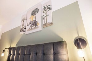 Apartment, 2 Schlafzimmer, barrierefrei, Terrasse | Wohnzimmer | Bücher