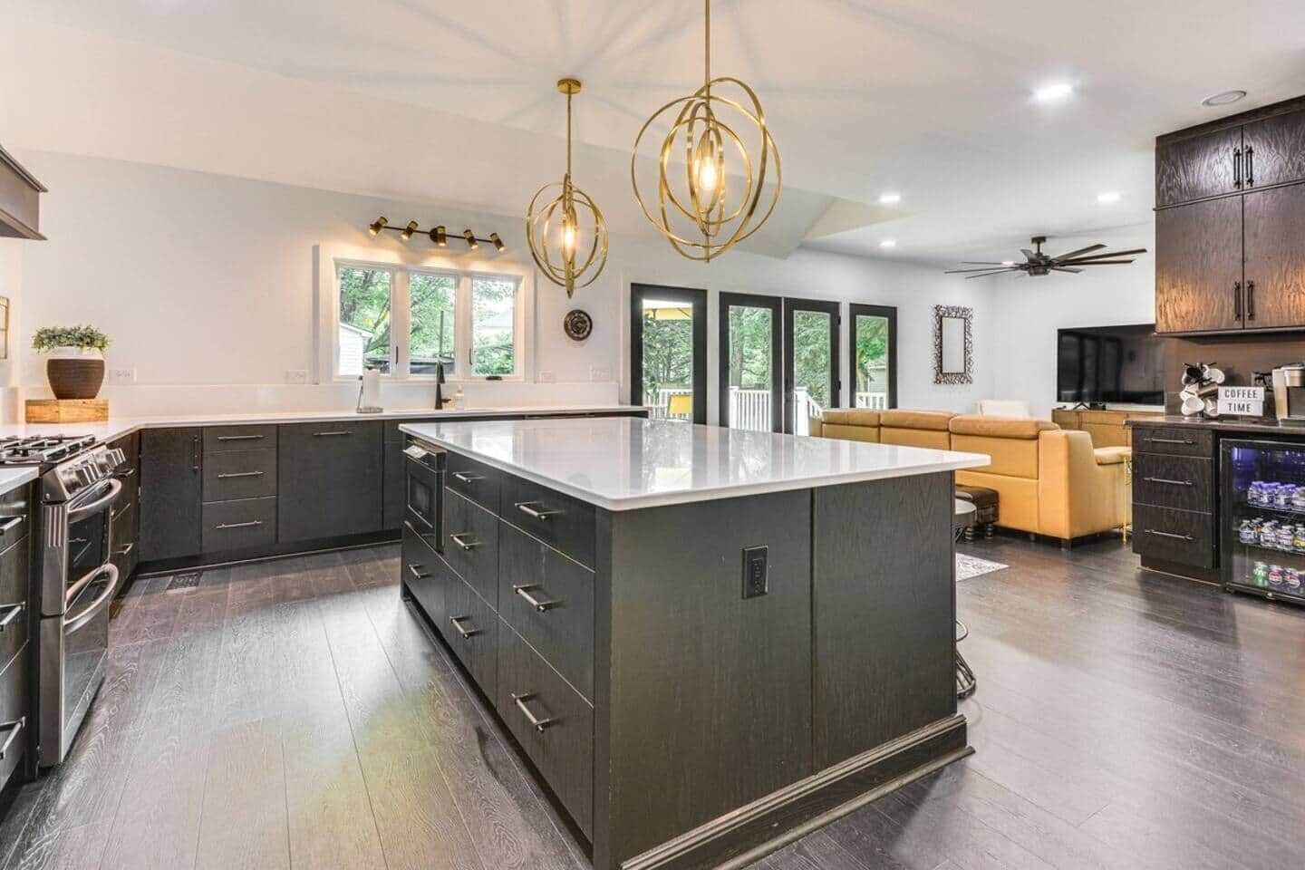 冷蔵庫、電子レンジ、オーブン、コンロ