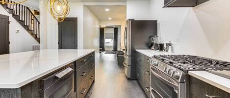 冰箱、微波炉、烤箱、炉灶