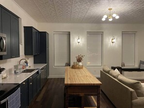 Fridge, microwave, oven, stovetop - Historic Market Plaza Overlook (Wheeling)