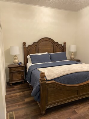Tabla de planchar con plancha, wifi y ropa de cama