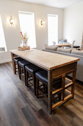 Downtown Wheeling 2BR/Sleeps 7/Walk to Arena & Theatre/ 5 minutes to Hospital