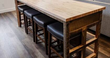 Downtown Wheeling 2BR/Sleeps 7/Walk to Arena & Theatre/ 5 minutes to Hospital