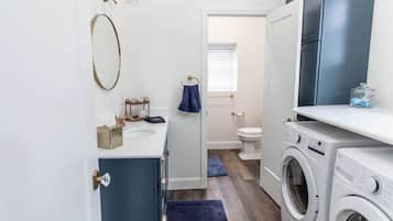 Sèche-cheveux, serviettes fournies