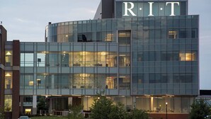 Un edificio moderno con las letras "RIT" destacadas en la fachada.