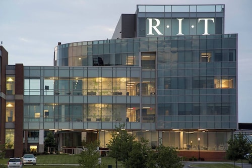 Elegant 3BR Retreat - Near UofR, RIT & Golisano