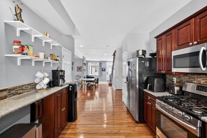 Fridge, microwave, oven, stovetop - Modern Philly Retreat Near Center City (Philadelphia)