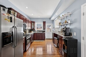 Kjøleskap, mikrobølgeovn, ovn og kokeplater