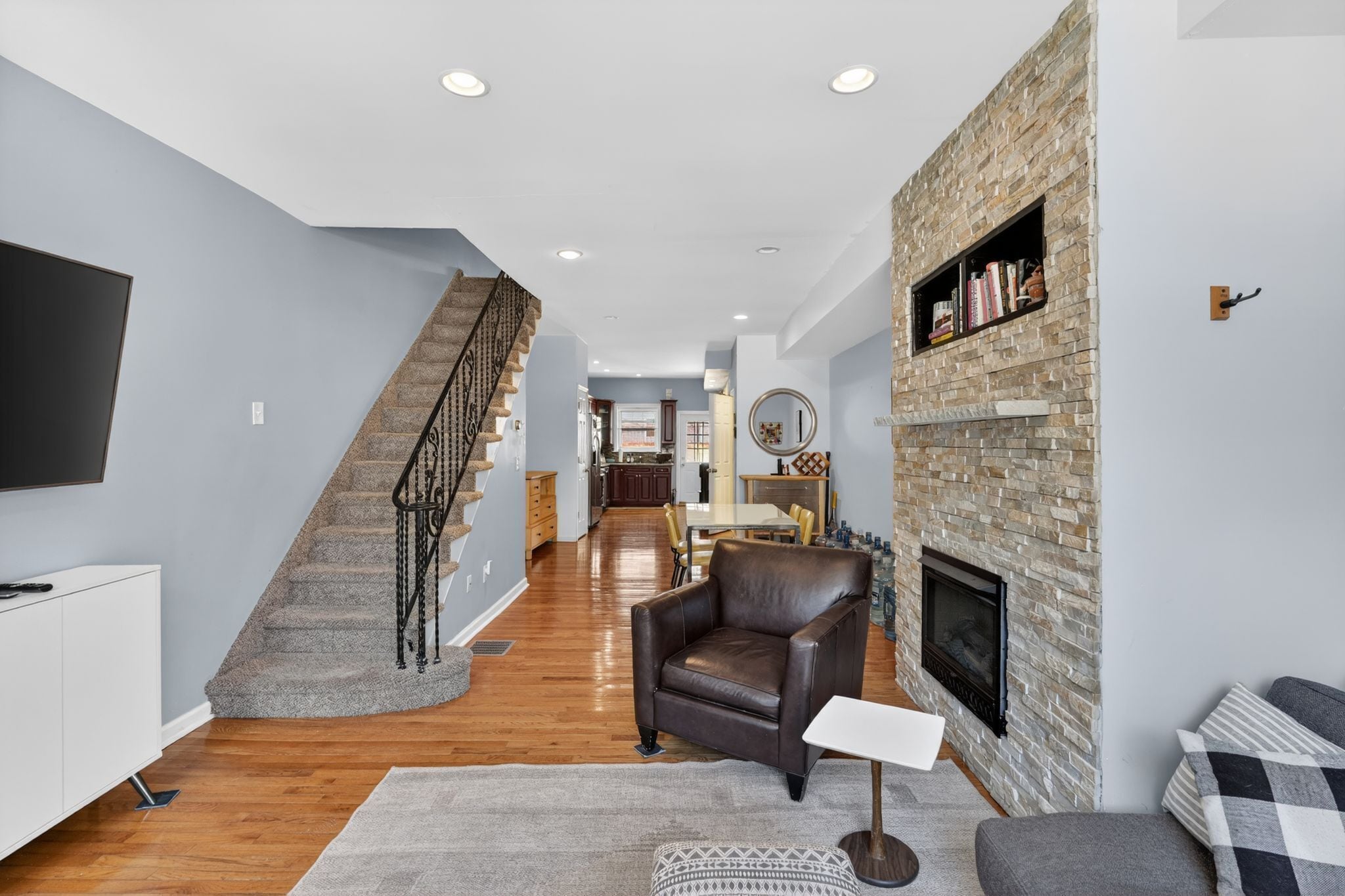 Televisión y oficina 