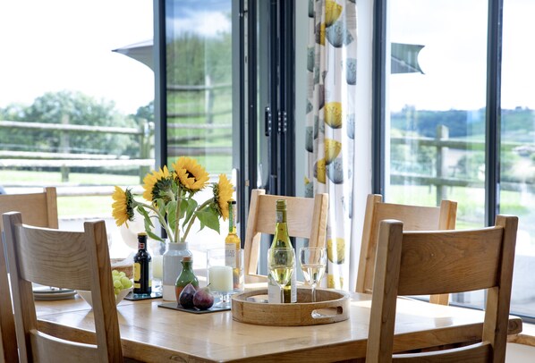 Dining - A stylish and comfortable countryside cottage set on a charming working farm (Crediton)