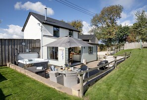 Outdoor dining - A stylish and comfortable countryside cottage set on a charming working farm (Crediton)