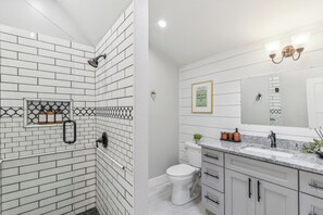 Een douche, een haardroger, handdoeken, zeep