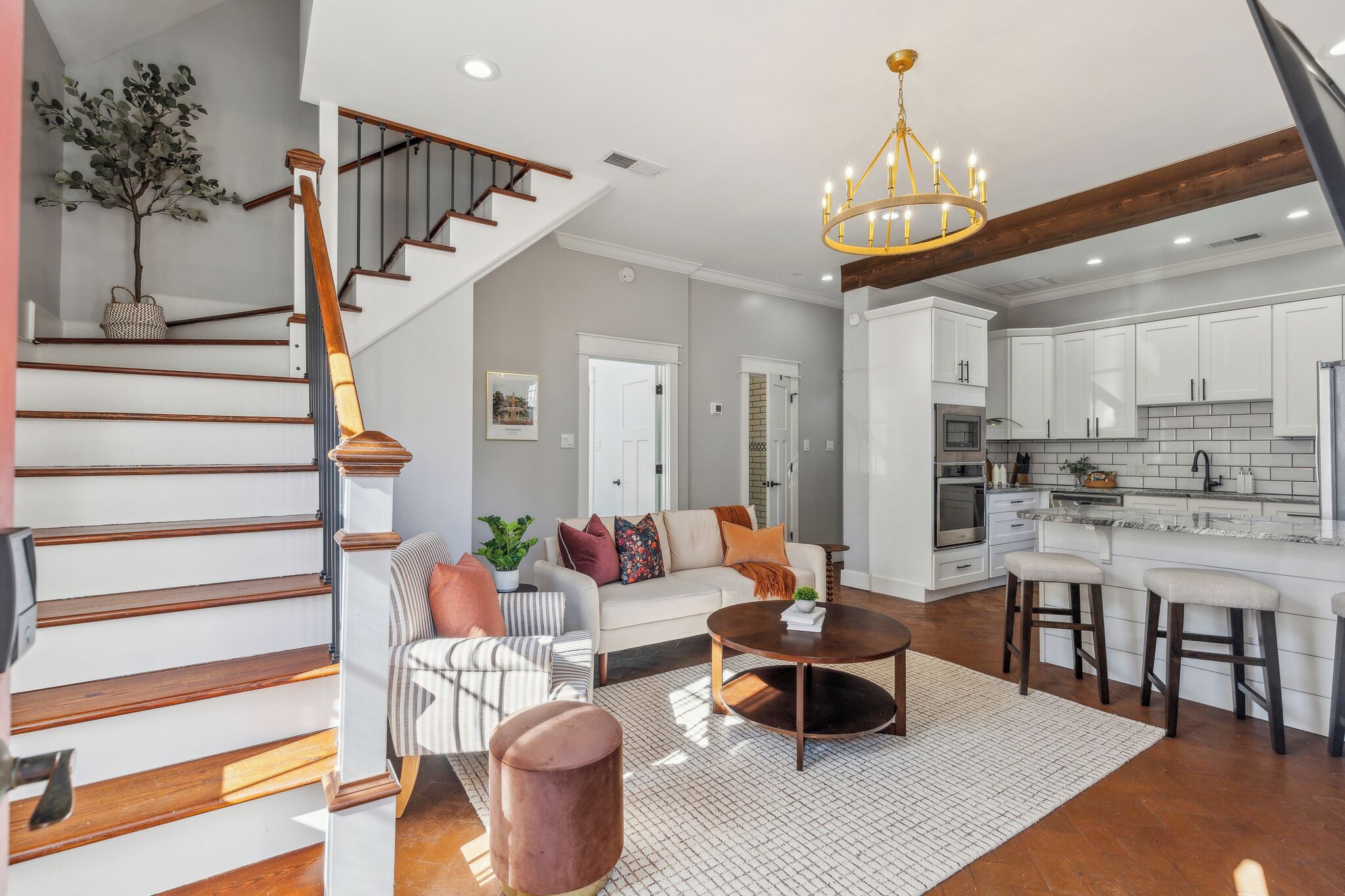 Télévision, cheminée, livres