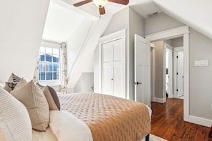 3 habitaciones, tabla de planchar con plancha y cuna de viaje 