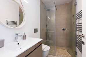 Doccia, asciugacapelli, asciugamani, sapone